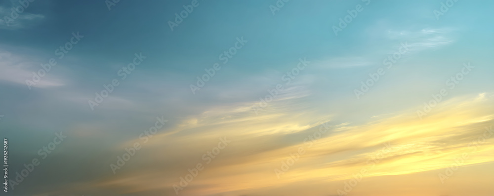 Fototapeta premium Vibrant Sky Gradient at Dusk with Wispy Clouds – Serene and Colorful Nature Background