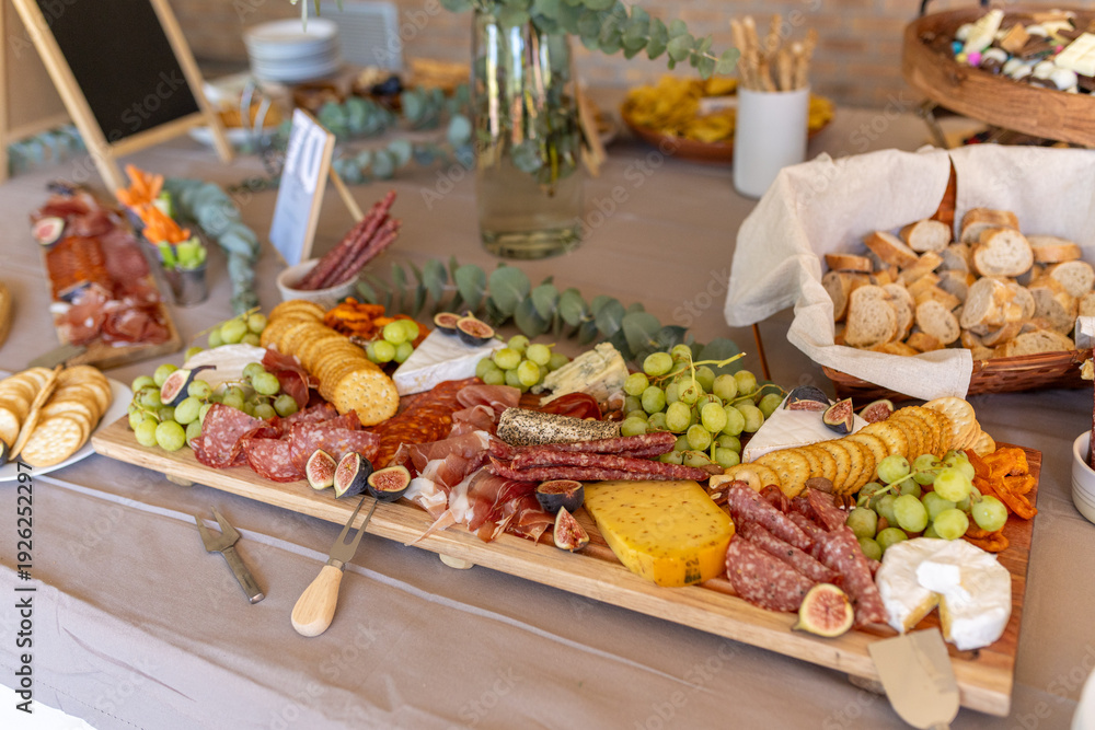 Obraz premium Harvest table of food for grazing on during a party
