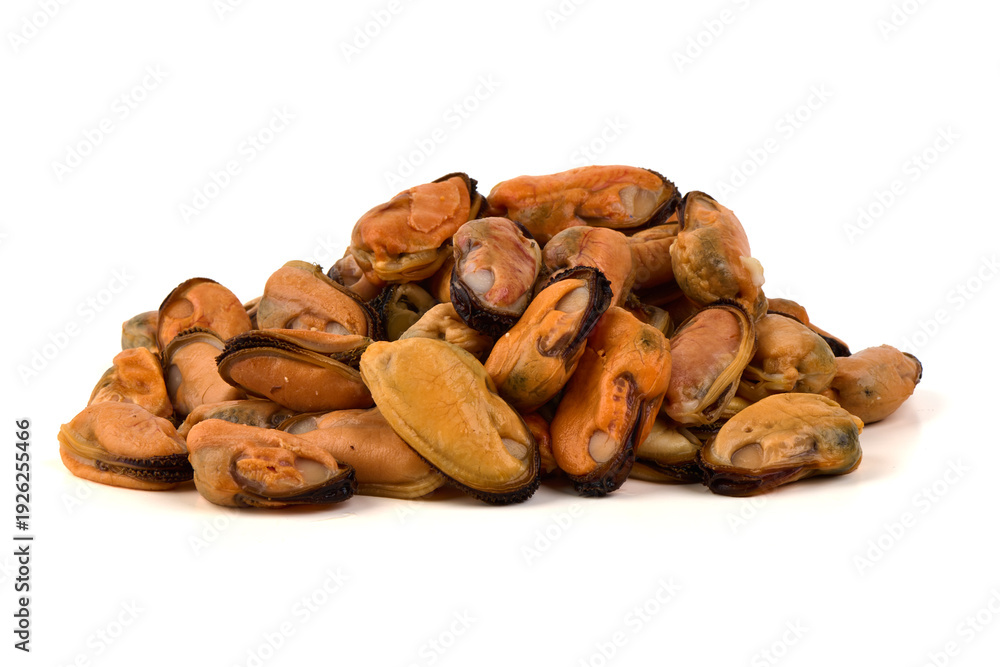Obraz premium Pile of cooked mussels, isolated on white background