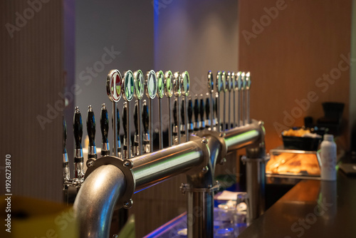 nowoczesny wielostanowiskowy nalewak do piwa - stylowe miejsce