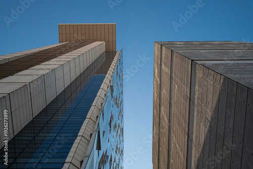 Nowoczesne wieżowce biurowe – architektura biznesowa w perspektywie z dołu