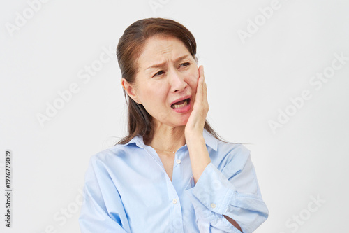 Wallpaper Mural 白背景で歯痛に悩む女性 Torontodigital.ca