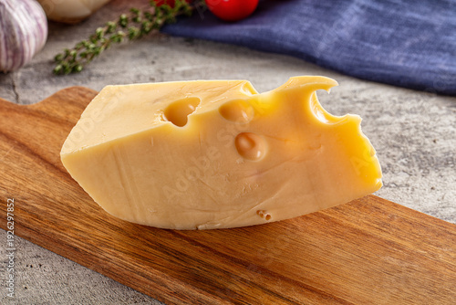 Foto Yellow maasdam cheese triangle piece