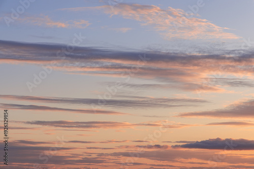 Foto Sunset cloudscape with soft peach and lavender streaks across open sky, calm pas