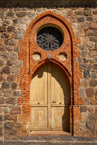 Südportal mit neugotischem Spitzbogen an der denkmalgeschützten Dorfkirche Großmutz, gelegen am 