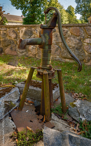 Historische Wasserpumpe vor der denkmalgeschützten Dorfkirche Großmutz, gelegen am 