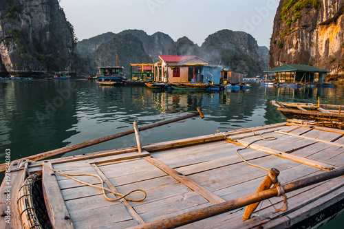 Fischerdorf Vung Vieng in Halong Bucht Vietnam, Wasserdorf