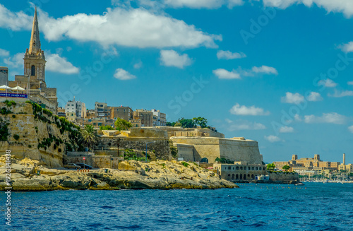 Blick vom Wasser zum Hafen la valetta , malta, 