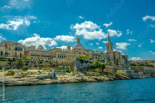Blick vom Wasser zum Hafen la valetta , malta, 