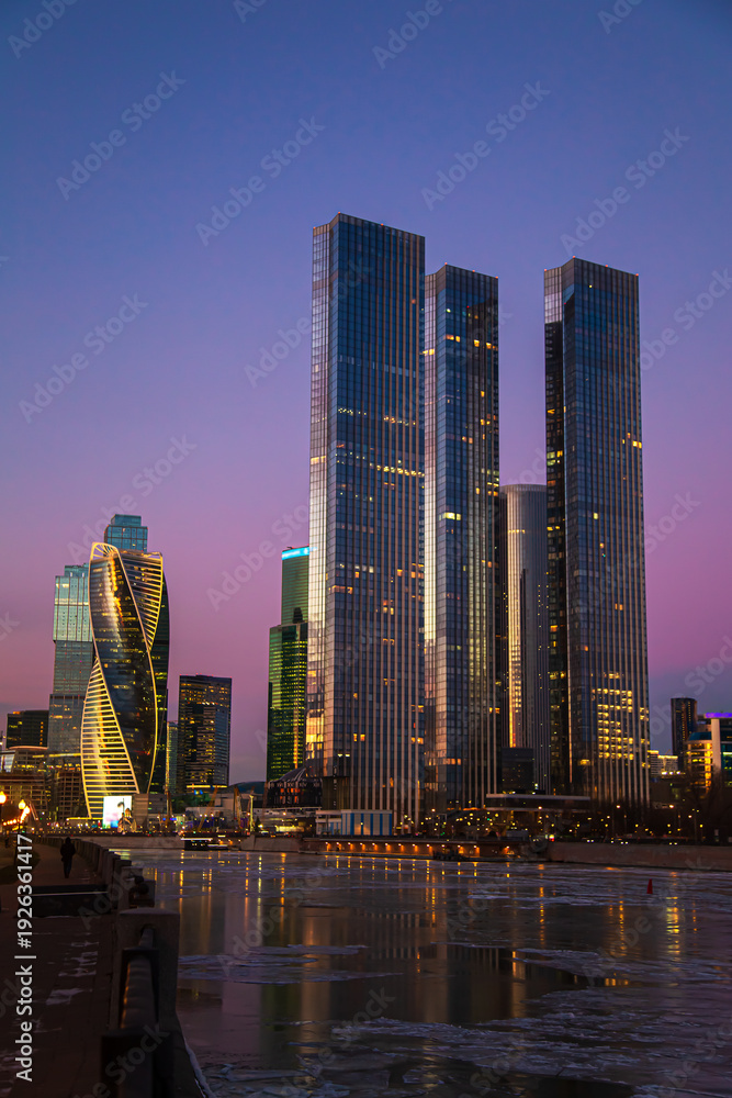 Obraz premium High-rise buildings of the Moscow City business center on the banks of the Moskva River.