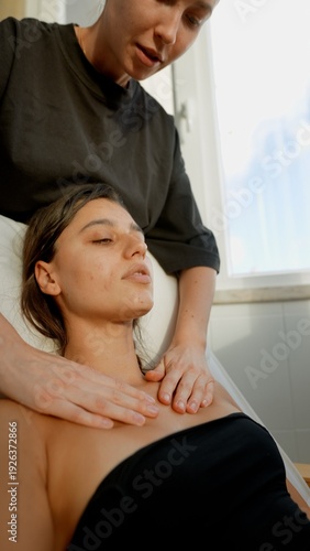 фотографія Therapeutic neck release administered to woman in supportive chair