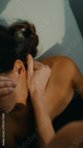 Φωτογραφία Practitioner employs targeted tension alleviation techniques