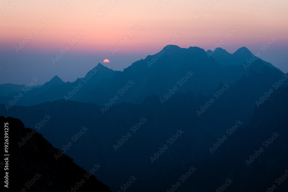 Obraz premium Violet sunrise in the mountains of High Tatras, Slovakia