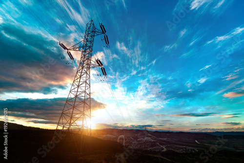 Concepto de energía y electricidad.Torre de alta tensión al atardecer. Líneas eléctricas y distribución energética en paisaje natural.