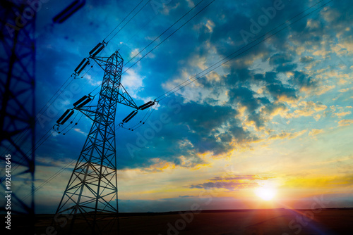 Concepto de energía y electricidad.Torre de alta tensión al atardecer. Líneas eléctricas y distribución energética en paisaje natural.