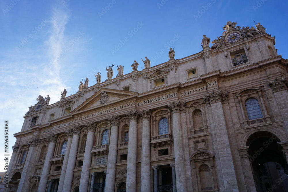 Obraz premium Frontal view of the ornate exterior facade of St. Peter's Basilica from St. Peter's Square in the Vatican, Rome, Italy 