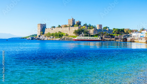 Cuadro en lienzo Bodrum castle and city landscape in Turkey