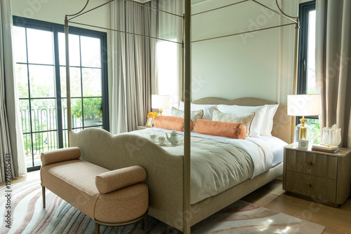 Foto Interior view of King Size Canopy Bed Frame with pillows in elegant bedroom