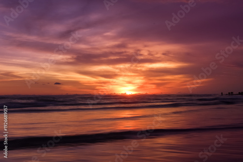 Foto Dramatic colorful sunset seascape at Parangtritis Beach, Yogyakarta with ocean w