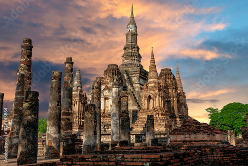 Foto Sukothai pagoda with stone Buddha in historical park in mid northern Thailand