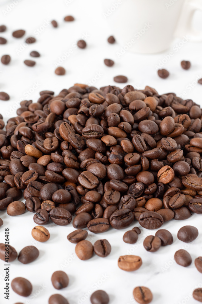 Obraz premium Coffee beans on a white background. Close-up.