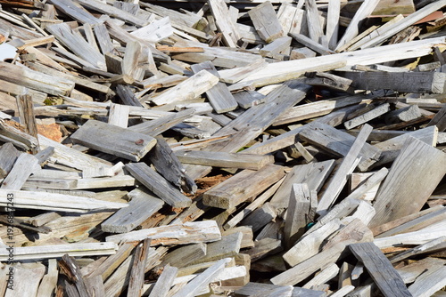 Holzabfall, Brennholz geschnitten auf einem Haufen