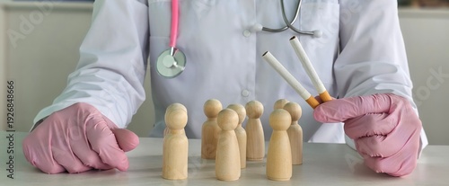 Foto Healthcare professional discusses smoking effects with wooden figures in a clini