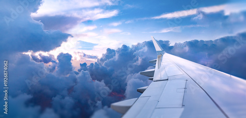 Konstfotografi Ala de avión sobre las nubes durante un amanecer colorido
