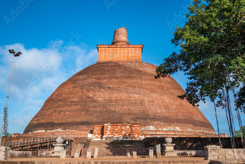 Foto Jethawanaramaya Stupa, Anuradhapura Sri Lanka, largest Ancient Brick structure,