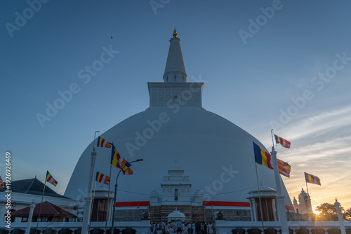 Foto Ruwanweliseya Stupa, Anuradhapura Sri Lanka, White Buddhist Dagoba with Ornate V