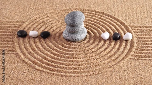 Japanischer ZEN Garten der Meditation und Entspannung für Körper, Geist und Seele mit Sand und Yin Yang Steinen in Rotation
