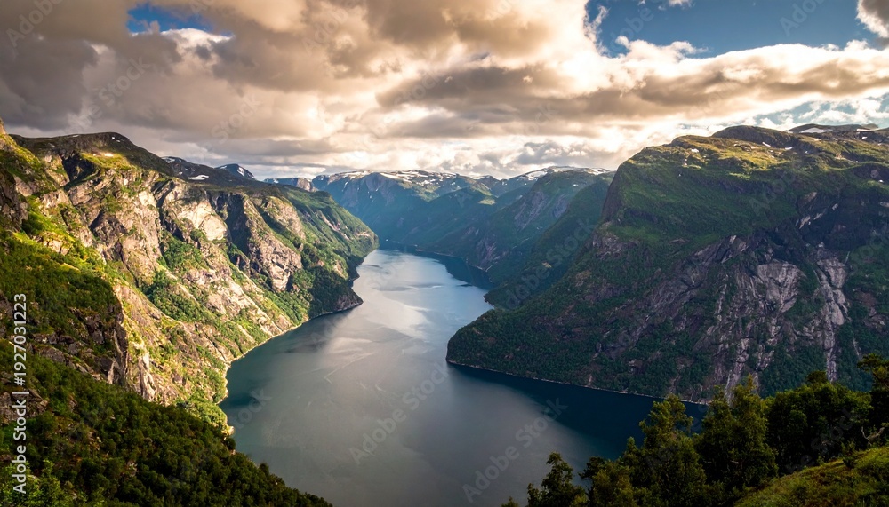 Obraz premium Fjordlandschaft mit steilen Felswänden