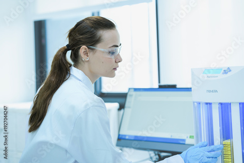 фотографія Biobank manager integrating specimen inventory with automated labeling technology