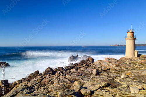 Faro en la costa