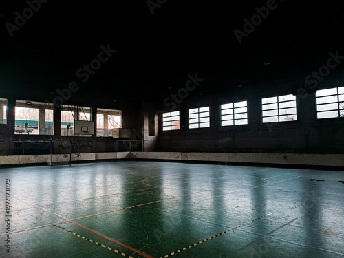 Pabellón de deportes en la oscuridad