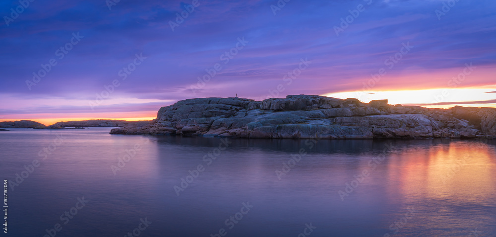 Fototapeta premium Warm Sunset Light on Rocky Shore in Smögen