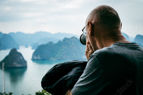 Tableau sur toile Photographer in Halong Bay
