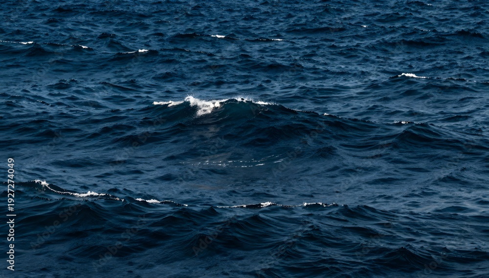 Naklejka premium Ocean waves under dramatic lighting ripple and churn on a sunny day