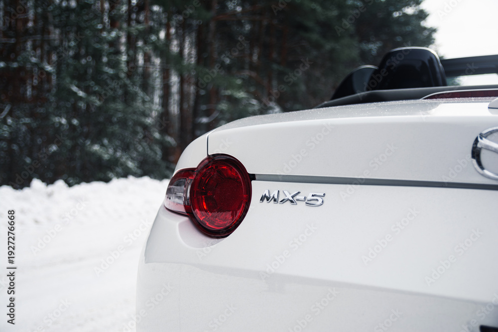 Φωτογραφία White roadster Mazda MX-5 Miata in the winter forest