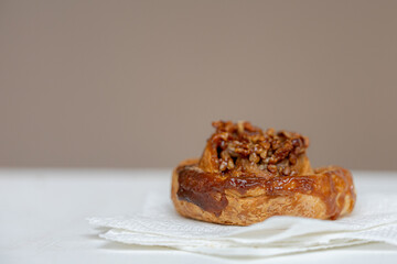 Papier peint photo Restaurant Brioche aux noix de pécan glacée  © Jim