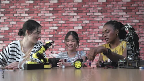 Students and teachers are learning about robot hand control in the classroom