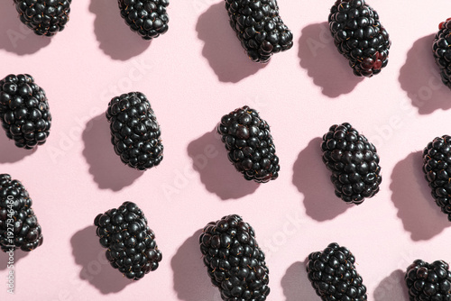 Foto Fresh ripe blackberry on pink background, closeup