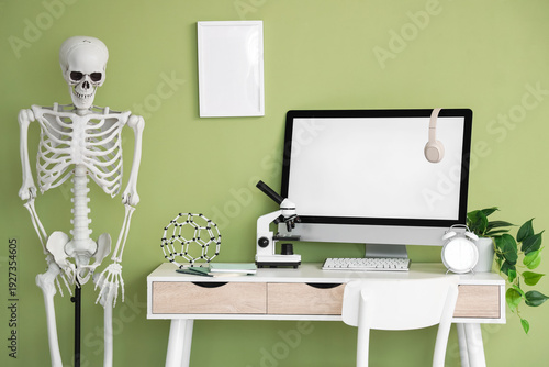 Inventor's workplace and hu...