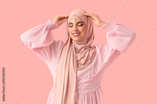 Beautiful Muslim woman in h...