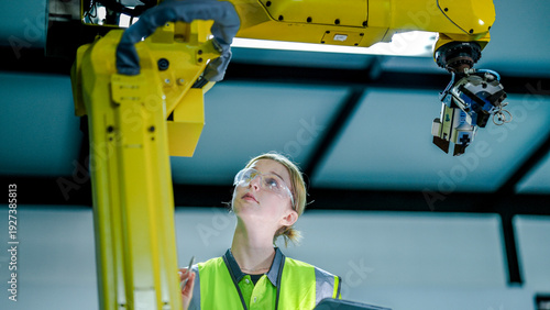 Fotografi A female robotics engineer in an R and D lab