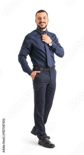 Young businessman in suit s...