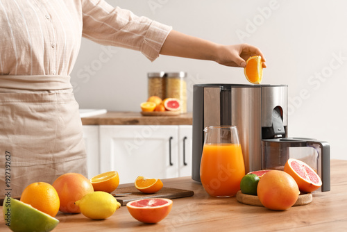 Young woman preparing healt...