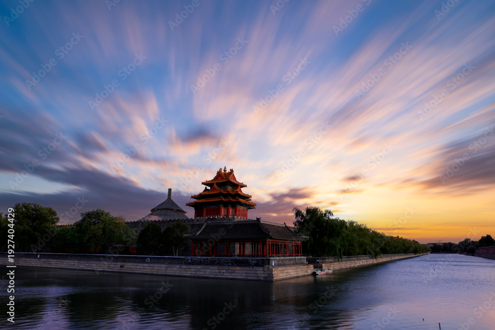 Obraz premium The corner towers of the Forbidden City in China and the beautiful sunset glow at dusk.