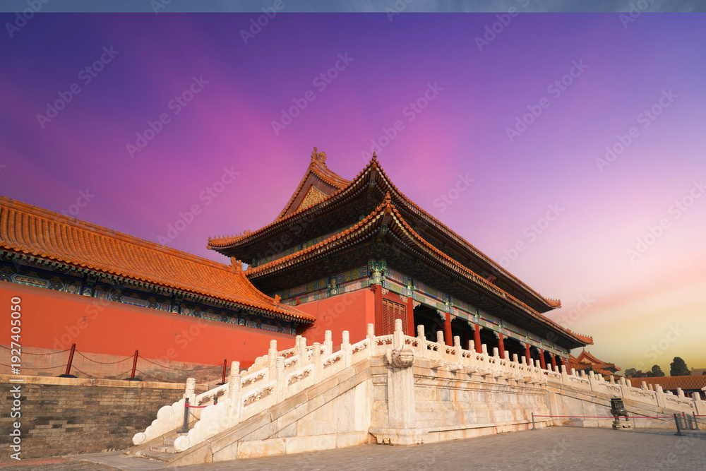 Fototapeta premium The Chinese Forbidden City in the evening and the beautiful sunset glow.
