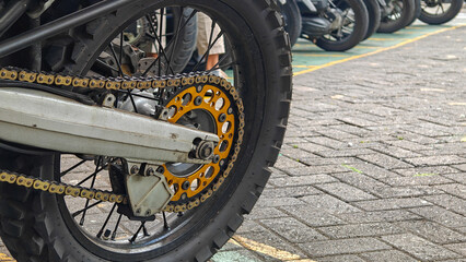 Tableau sur plexiglas Moto Roue arrière moto chaîne dorée pignon orange  © Made
